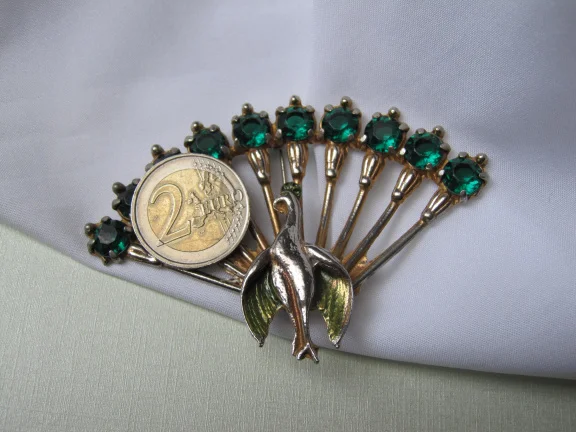 Broche goudkleurig emaille pauw met smaragd groen kristal /glas 9.0x6.1 cm - Afbeelding 3