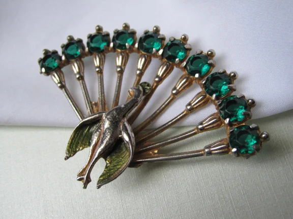Broche goudkleurig emaille pauw met smaragd groen kristal /glas 9.0x6.1 cm - Afbeelding 4