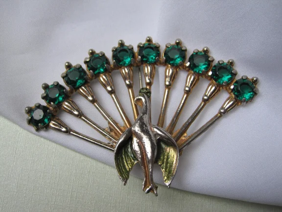 Broche goudkleurig emaille pauw met smaragd groen kristal /glas 9.0x6.1 cm - Afbeelding 5