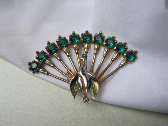 Broche goudkleurig emaille pauw met smaragd groen kristal /glas 9.0x6.1 cm - Afbeelding 6