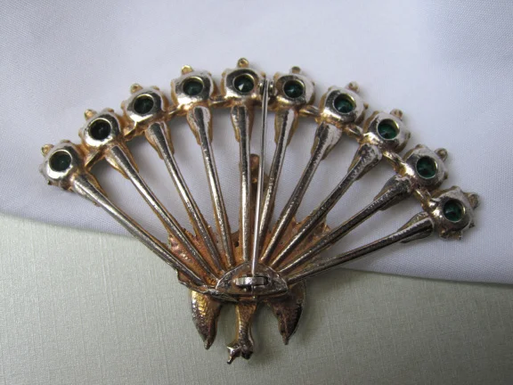 Broche goudkleurig emaille pauw met smaragd groen kristal /glas 9.0x6.1 cm - Afbeelding 7