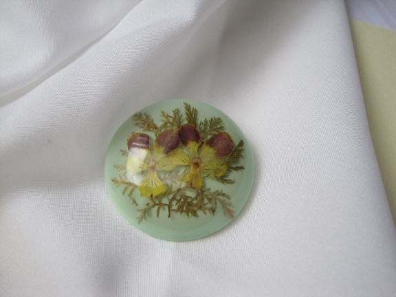Broche kunststof koepeltje met viooltjes droogbloemen 4.0 cm - nr. 1