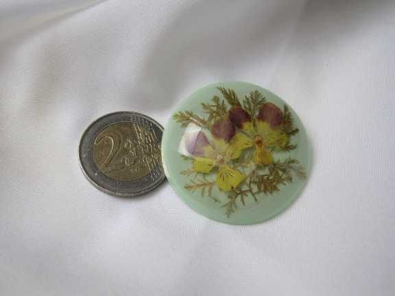 Broche kunststof koepeltje met viooltjes droogbloemen 4.0 cm - Afbeelding 3
