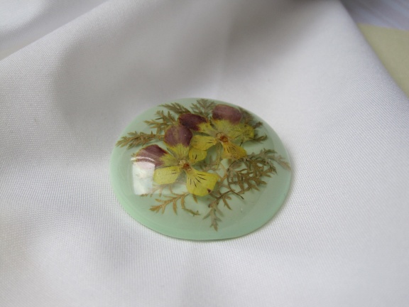 Broche kunststof koepeltje met viooltjes droogbloemen 4.0 cm - Afbeelding 5