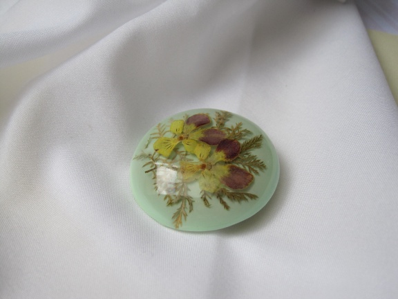 Broche kunststof koepeltje met viooltjes droogbloemen 4.0 cm - Afbeelding 7