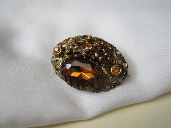 Broche Tsjechisch filigrain met amber kleurige kristal rijnsteen 3.6x2.5 cm - nr. 1