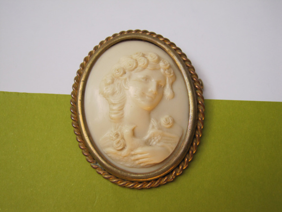 Broche antiek L.D.A.C. goudkleurig met celluloid camee 4.9x4.0 cm - nr. 1