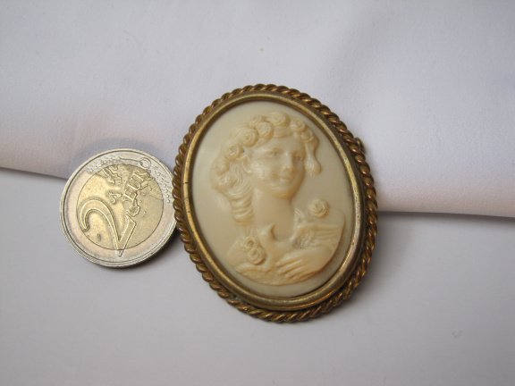 Broche antiek L.D.A.C. goudkleurig met celluloid camee 4.9x4.0 cm - Afbeelding 2