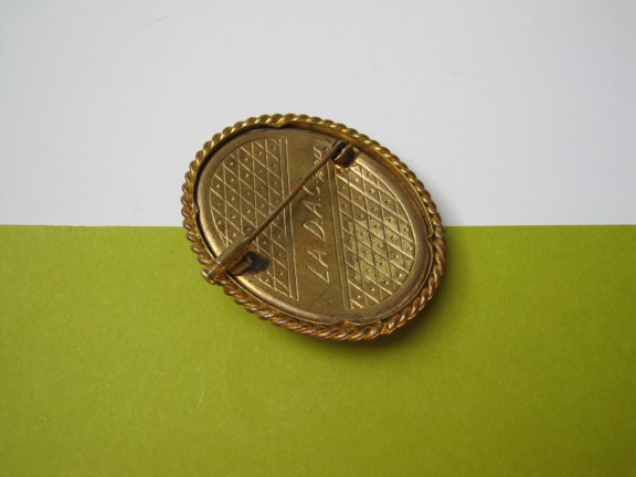 Broche antiek L.D.A.C. goudkleurig met celluloid camee 4.9x4.0 cm - Afbeelding 3