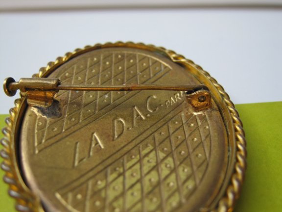 Broche antiek L.D.A.C. goudkleurig met celluloid camee 4.9x4.0 cm - Afbeelding 4