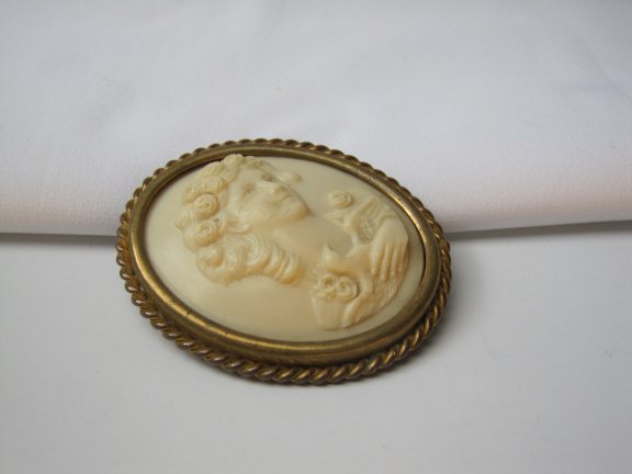 Broche antiek L.D.A.C. goudkleurig met celluloid camee 4.9x4.0 cm - Afbeelding 5