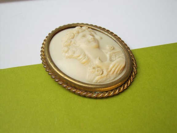 Broche antiek L.D.A.C. goudkleurig met celluloid camee 4.9x4.0 cm - Afbeelding 6
