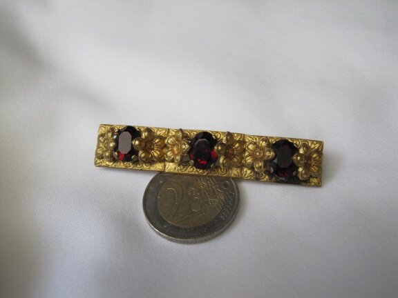 Broche antiek met Tsjechisch boheems rode kristal stenen 6.4x1.2 cm - nr. 1