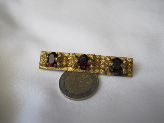 Broche antiek met Tsjechisch boheems rode kristal stenen 6.4x1.2 cm - Afbeelding 2