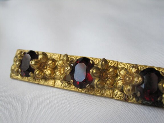 Broche antiek met Tsjechisch boheems rode kristal stenen 6.4x1.2 cm - Afbeelding 4