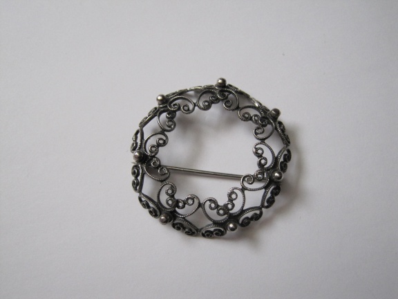 Zilveren broche ragfijn bewerkt Beau Sterling 3.7 cm. - nr. 1