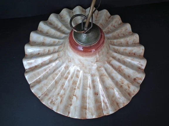 retro hanglamp met bruine bloemmotieven