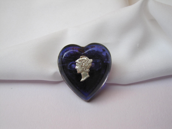 Broche paars transparant kunststof met romeins/griekse strijder 3.5x3.3 cm. - nr. 1