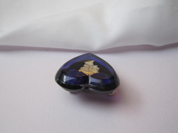 Broche paars transparant kunststof met romeins/griekse strijder 3.5x3.3 cm. - Afbeelding 3