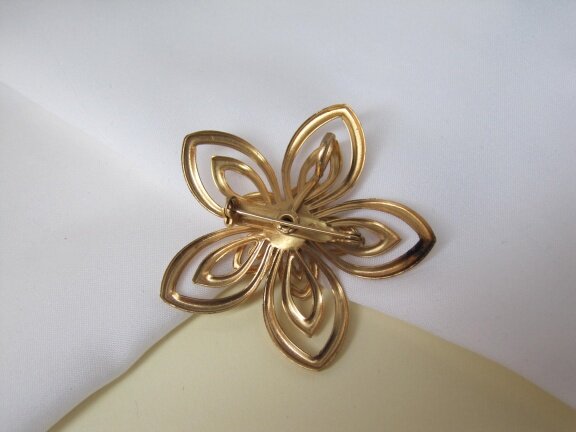 Broche kettinghanger Coro goudkleurig bloemmodel met blauw kristal rijnsteen 5.4 cm - nr. 1
