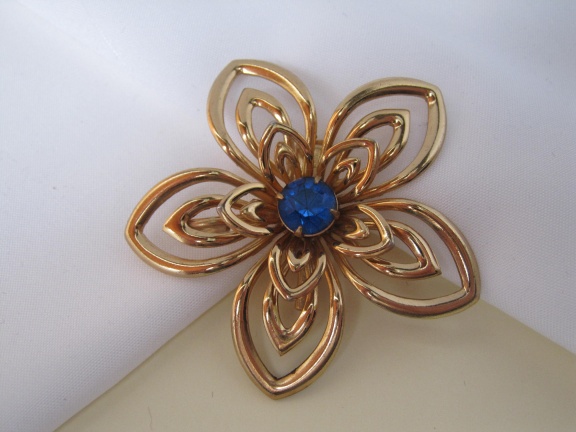 Broche kettinghanger Coro goudkleurig bloemmodel met blauw kristal rijnsteen 5.4 cm - Afbeelding 2