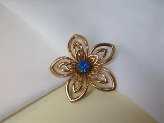 Broche kettinghanger Coro goudkleurig bloemmodel met blauw kristal rijnsteen 5.4 cm - Afbeelding 3