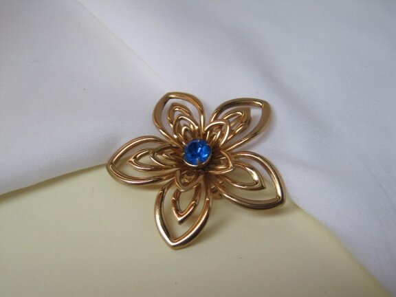 Broche kettinghanger Coro goudkleurig bloemmodel met blauw kristal rijnsteen 5.4 cm - Afbeelding 5