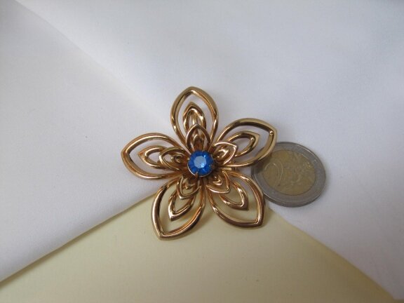 Broche kettinghanger Coro goudkleurig bloemmodel met blauw kristal rijnsteen 5.4 cm - Afbeelding 6