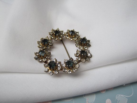 Broche goudkleurig bloemetjes krans met saffier blauw en heldere rijnsteentjes 3.9 cm - Afbeelding 4