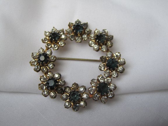 Broche goudkleurig bloemetjes krans met saffier blauw en heldere rijnsteentjes 3.9 cm - Afbeelding 5