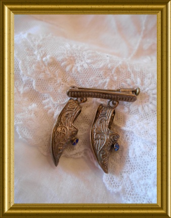 Leuke oude broche met schoentjes - Afbeelding 2