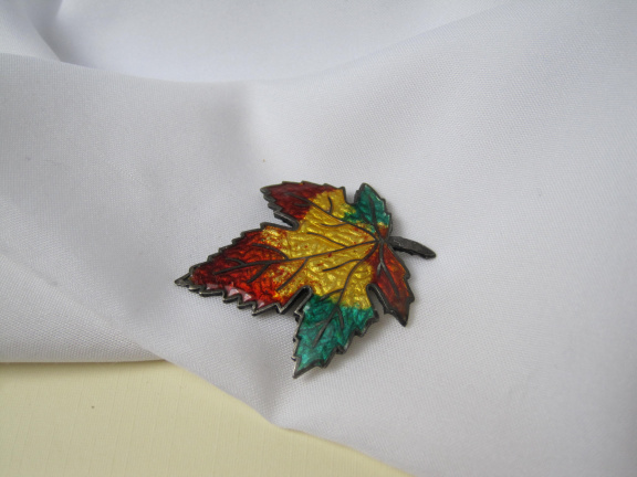 Zilveren broche antieke maple leaf esdoorn blad herfstkleuren emaille 4.1x3.5 cm - nr. 1