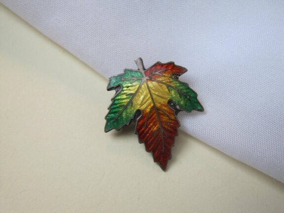 Zilveren broche maple leaf Canadese Esdoorn in herfstkleuren emaille 2.5x2.2 cm - nr. 1