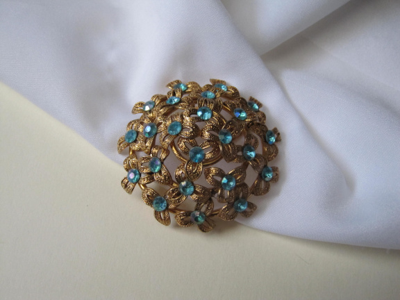 Broche goudkleurig koepelmodel met aqua blauwe kunststof steentjes 5.2 cm. - nr. 1