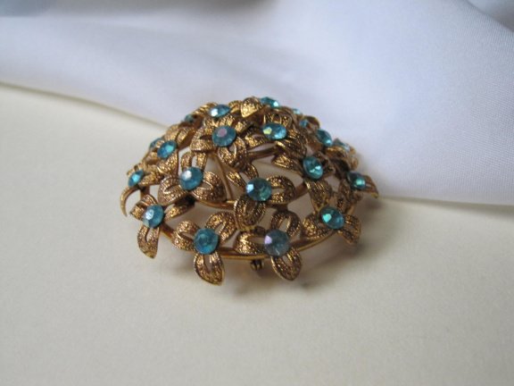 Broche goudkleurig koepelmodel met aqua blauwe kunststof steentjes 5.2 cm. - Afbeelding 3
