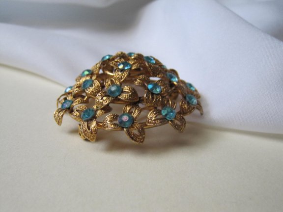 Broche goudkleurig koepelmodel met aqua blauwe kunststof steentjes 5.2 cm. - Afbeelding 4