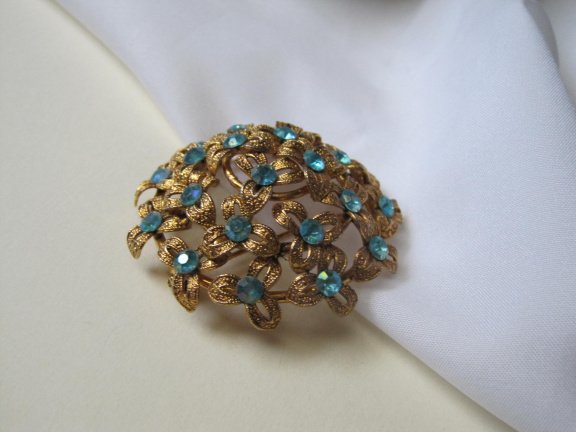 Broche goudkleurig koepelmodel met aqua blauwe kunststof steentjes 5.2 cm. - Afbeelding 5