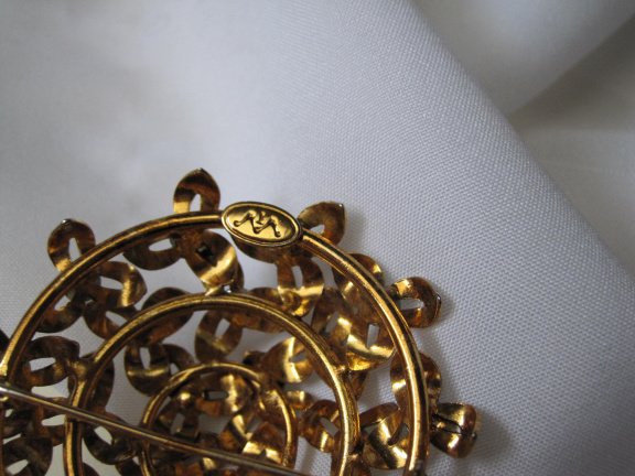 Broche goudkleurig koepelmodel met aqua blauwe kunststof steentjes 5.2 cm. - Afbeelding 6