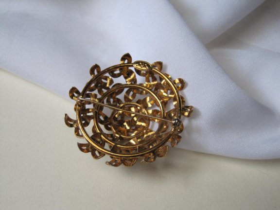 Broche goudkleurig koepelmodel met aqua blauwe kunststof steentjes 5.2 cm. - Afbeelding 7