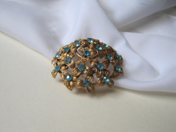 Broche goudkleurig koepelmodel met aqua blauwe kunststof steentjes 5.2 cm. - Afbeelding 8