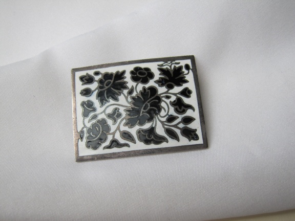 Broche antiek zilverkleurig wit emaille donkerblauw emaille bloemen 4.2x3.1 cm - nr. 1
