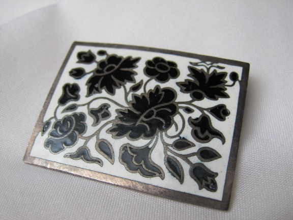 Broche antiek zilverkleurig wit emaille donkerblauw emaille bloemen 4.2x3.1 cm - Afbeelding 4