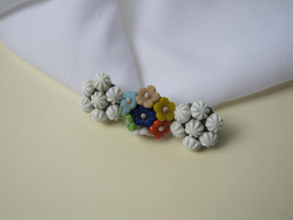 Broche antiek Tsjechisch gegoten wit en gekleurde glas bloemetjes 5.2x1.8 cm - nr. 1