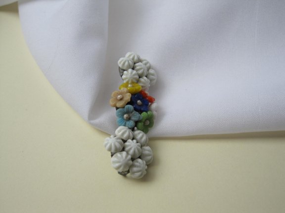Broche antiek Tsjechisch gegoten wit en gekleurde glas bloemetjes 5.2x1.8 cm - Afbeelding 2