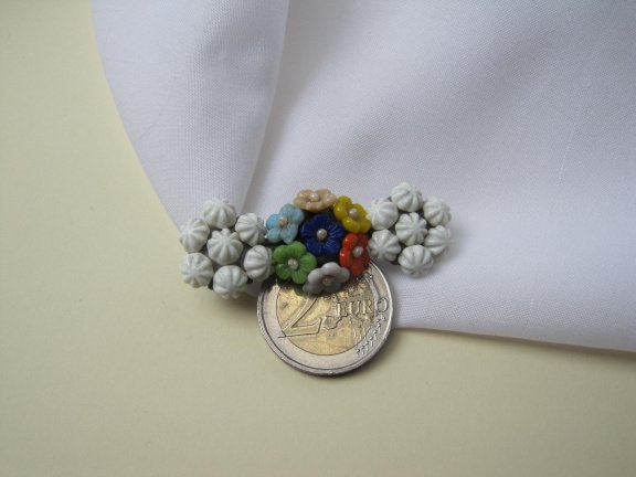 Broche antiek Tsjechisch gegoten wit en gekleurde glas bloemetjes 5.2x1.8 cm - Afbeelding 3