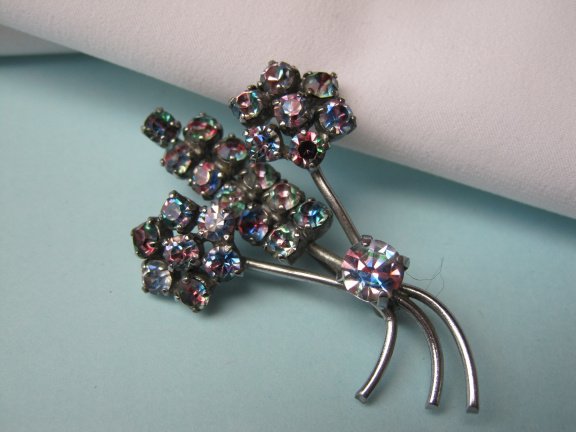 Broche zilverkleurig bloemtakje met regenboog kristal rijnstenen. 4.8x3.1 cm. - Afbeelding 2