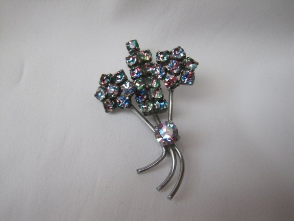 Broche zilverkleurig bloemtakje met regenboog kristal rijnstenen. 4.8x3.1 cm. - Afbeelding 3