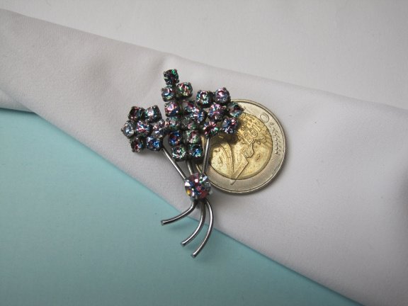Broche zilverkleurig bloemtakje met regenboog kristal rijnstenen. 4.8x3.1 cm. - Afbeelding 4