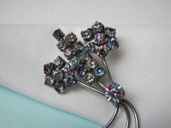 Broche zilverkleurig bloemtakje met regenboog kristal rijnstenen. 4.8x3.1 cm. - Afbeelding 5