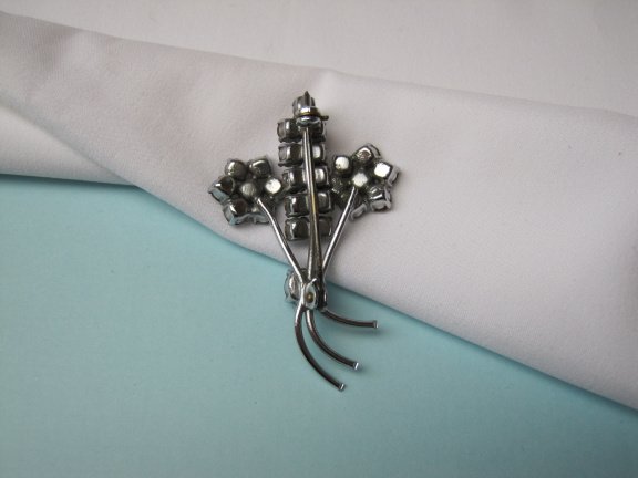Broche zilverkleurig bloemtakje met regenboog kristal rijnstenen. 4.8x3.1 cm. - Afbeelding 6